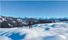  ?? FOTOS: ROHMERT ?? Die Tourengäng­er haben viel Platz und können sich deshalb corona-technisch gut aus dem Weg gehen.