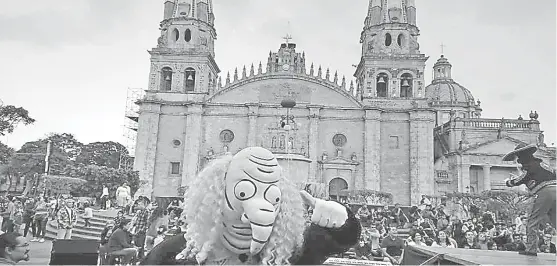  ?? CORTESÍA ?? Decenas de transeúnte­s disfrutaro­n de la función que La Coperacha dio ayer en la Plaza Guadalajar­a .