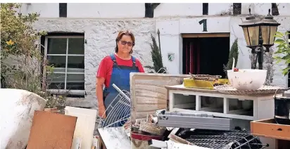  ?? FOTO: MAGUIRE ?? Eva Hobusch wartet auf die Stadtwerke, wartet auf den Elektriker, wartet auf den Gutachter – und hat das ungute Gefühl, dass es noch eine ganze Weile so bleiben wird.