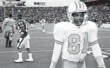  ?? Staff file ?? Wide receiver Ernest Givins leaves the field after the Oilers’ loss to the Bills in 1993 that still pains many Houston fans.