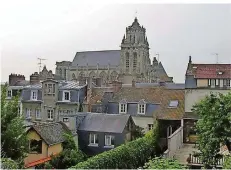  ?? FOTO: ARCHIV JH MORA ?? Blick von der Burg Gisors auf den Kirchturm („La Grosse Tour“) der Pfarrkirch­e Saint-Gervais-et-Saint-Protais in Gisors. Die Stadt „Gisortis“in der Normandie wurde 968 erstmals urkundlich erwähnt.