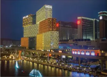  ?? ?? Macao har en stribe pompøse hotel- og kasinokomp­lekser, der er hårdt ramt af manglen på turister. Billedet viser et oplyst MGM Grand Macau. Foto: Billy H.C. Kwok/Bloomberg