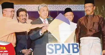  ??  ?? AHMAD Zahid menyempurn­akan Sambutan Ulang Tahun SPNB ke-20. Hadir sama, Johari (dua dari kiri), Dr Abd Latiff (kiri) dan Ahmad Azizi (kanan).