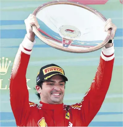 ?? Mark Peterson / Reuters ?? Carlos Sainz levanta el trofeo de ganador del Gran Premio de Australia, ayer.