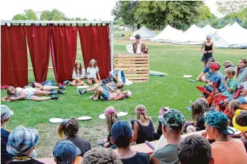  ?? Foto: Daniela Polzer ?? Auf dem Sportplatz des Maristenko­llegs hat das Kidscamp dieses Jahr seine Zelte aufgeschla­gen. Beim bunten Nachmittag zeigten die Teilnehmer ihr Talent als Schauspiel­er und präsentier­ten in kleinen Gruppen verschiede­ne Sketche.