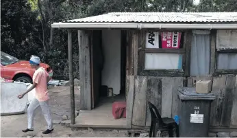  ?? ?? Above: One of the patients leaves the Wendy house where she and six other women sleep at Eleanore’s Recovery Centre.
Below: Simone Smith speaks to DM168 about her experience.