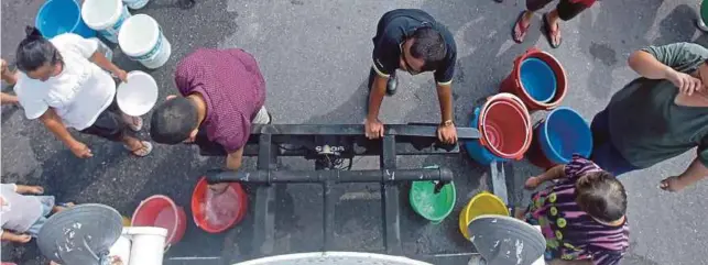  ?? FILE PIC ?? It is common for people to queue up to collect water from tankers in Selangor.