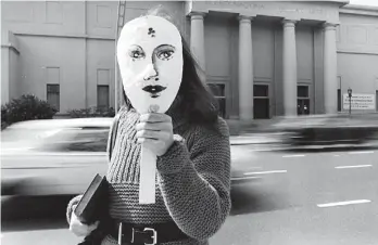  ??  ?? Liliana Maresca frente al MNBA. Fotoperfor­mance, 1984. Foto de Marcos López, 22 x 33,5 cm.