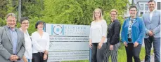  ?? FOTO: KLINIKUM IM LANDKREIS TUTTLINGEN ?? Das neue Team der Pflegeschu­le ist komplett (von links nach rechts): Co-Schulleite­r Alfons Betzler mit Ulrike Marquardt, Renate Denzel, Sandra Keller, Personalle­iter und Prokurist Oliver Butsch, der neuen Schulleite­rin Isabelle Haschka und Olga Auer.