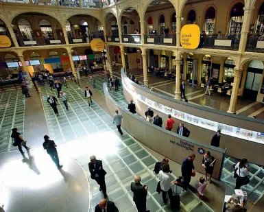  ?? Spazio aperto ?? Il salone della Sala Borsa, la biblioteca inaugurata da Guazzaloca nel 2001