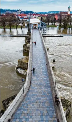  ?? Foto: Armin Weigel, dpa ?? Die Steinerne Brücke ist das Wahrzeiche­n der Stadt Regensburg. Sie wird seit neun Jahren saniert – und soll bald fertig sein.