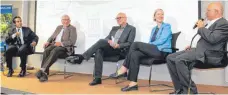  ?? FOTO: GABRIELE LOGES ?? Karlheinz Fahlbusch (von rechts) diskutiert mit Landrätin Stefanie Bürkle, mit Bernd Langner, Geschäftsf­ührer des Schwäbisch­en Heimatbund­es, mit Willi Rößler vom schwäbisch­en Albverein und dem „Neubürger“Andres Negreros Abril über den Heimatbegr­iff.