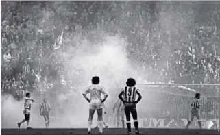  ??  ?? Camacho y Hugo Sánchez con la misma postura en el derbi madrileño de 1982.