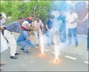  ?? MANOJ YADAV/HT PHOTO ?? People burst firecracke­rs outside the house of Ram Nath Kovind in Kanpur.