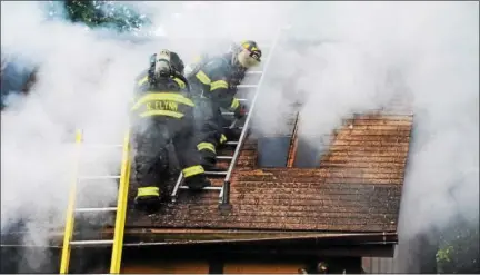 ?? TOM KELLY III — FOR DIGITAL FIRST MEDIA ?? Thick white smoke plumes from inside a house fire in East Coventry Township that claimed the life of a young child Sunday. Firefighte­rs on ladders battled the blaze, which sparked at about 5:45 a.m.