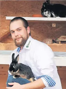  ?? FOTO: MISERIUS ?? „Er ist ein ganz Hübscher“, sagt Cassian Wiedenhoff (27), der schon zwei Kaninchen hat, über das noch namenlose Fundhäsche­n aus dem Supermarkt.