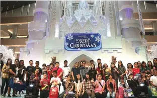  ?? ARI SETIYANING­RUM/JAWA POS ?? Petra Youth Orchestra itu menyempurn­akan seluruh rangkaian Christmas Carol yang dihelat oleh Perhimpuna­n Pendidikan dan Pengajaran Kristen (PPPK) Petra pada Minggu (15/12) malam. Beberapa lagu dibawakan, seperti
dan
BERBAUR: Siswa-siswi PPPK Petra dan anak-anak dari Rose of Sharon didampingi guru dari PPPK Petra menikmati rangkaian acara Christmas Carol yang meriah.