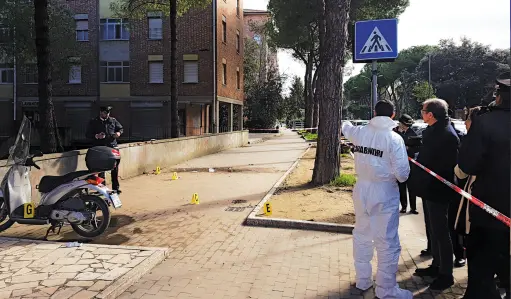  ??  ?? I rilievi della scientific­a nel vialetto antistante il bar della sparatoria A destra il punto dell’agguato e il casco lasciato prima della fuga da Iacono