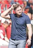  ??  ?? Schneller Abgang: Ralph Hasenhüttl räumt seinen Trainerstu­hl.