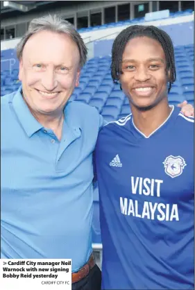  ?? CARDIFF CITY FC ?? > Cardiff City manager Neil Warnock with new signing Bobby Reid yesterday