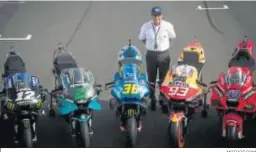  ?? MOTOGP.COM ?? Carmelo Ezpeleta posa en la pista del Circuito de Losail.