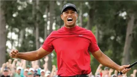  ??  ?? UTiger Woods ejabulela impumelelo yakhe ayizuze emveni kwezivuvab­a enqoba umncintisw­ano