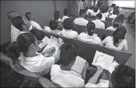  ??  ?? Former drug dependents hold their certificat­es for completing a rehabilita­tion program during a ceremony in Caloocan City yesterday. MIGUEL DE GUZMAN) 