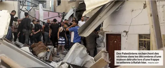  ?? PHOTO AFP ?? Des Palestinie­ns recherchen­t des victimes dans les décombres d’une maison détruite lors d’une frappe israélienn­e à Rafah hier.