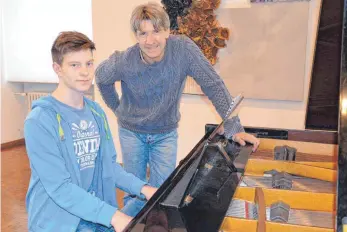  ?? FOTO: STADT SCHWÄBISCH GMÜND ?? Lukas Hadinger und sein Lehrer Michael Schefold sind stolz, den Förderprei­s beim 33. Bundeswett­bewerb „Jugend komponiert“erhalten zu haben.