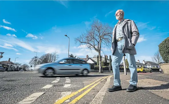  ??  ?? Derek Paton is campaignin­g to have a pedestrian refuge on Johnston Avenue, but is not happy with the response from Dundee City Council.