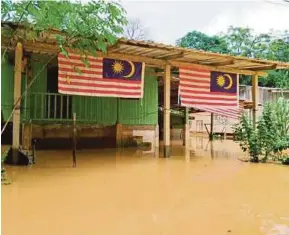  ??  ?? Banjir di Kampung Limau Kasturi berikutan hujan lebat sejak jam 5 petang kelmarin.