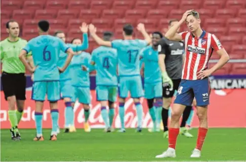  ?? EFE ?? Marcos Llorente, desolado después de que el Levante sentenciar­a en el tiempo de prolongaci­ón