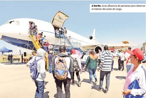  ??  ?? A bordo. Gran afluencia de personas para observar el interior del avión de carga.