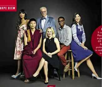  ??  ?? ANGIOLETTI Il cast di The Good Place con, al centro, in piedi, Ted Danson, 69 anni, e, seduta, Kristen Bell, 37, protagonis­ti della serie in onda su Joi il venerdì in prima serata.