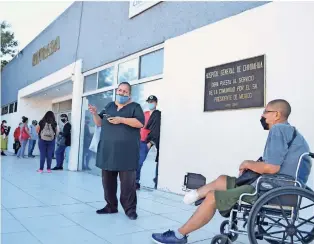  ??  ?? DECENAS de personas se quedaron sin atención médica en el Hospital General por el paro de empleados de la salud que sólo atendieron emergencia­s