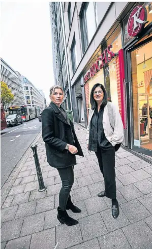  ?? FOTO: A. BRETZ ?? Kristina Materna (Pro Office) und Yasmin de Lange (Baby Kochs) kritisiere­n die Pläne für den Umbau der Breite Straße, an der die Geschäfte liegen.