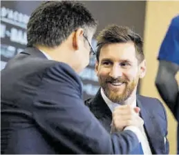  ??  ?? TWITTER
Leo Messi y Josep Maria Bartomeu, en la firma de un acuerdo en el 2017. ((