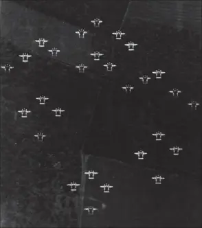  ?? USAF ?? Formation de P-38 porteurs des bandes d’invasion de l’opération Overlord – le Débarqueme­nt.