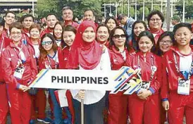  ?? PhoTo coUrTESy oF KL2017 TwITTEr AccoUnT ?? Filipino athletes and officials grace the formal raising of the Philippine flag that formally welcomes Team Philippine­s to the 29th SEA Games in Kuala Lumpur, Malaysia.
