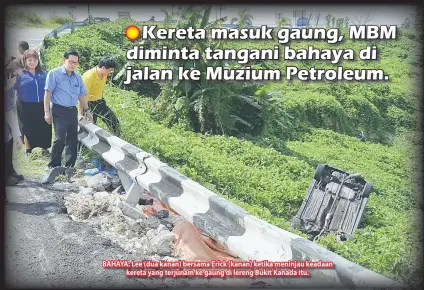  ??  ?? BAHAYA: Lee (dua kanan) bersama Erick (kanan) ketika meninjau keadaan kereta yang terjunam ke gaung di lereng Bukit Kanada itu.