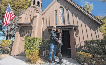  ?? Ellen Schmidt Las Vegas Review-journal @ellenkschm­idt_ ?? Florida-based couple Patrick Mcfarland and Melissa Hill pose for a portrait after getting married on Jan. 30 at Little Church of the West.