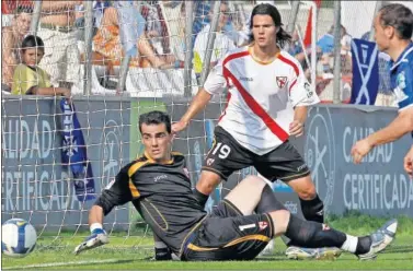  ??  ?? DOMINIO. Nino marca uno de sus dos goles en la goleada por 0-4 en mayo de 2009..