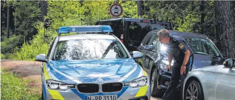  ?? FOTO: ANDREAS EBERLEIN/DPA ?? In diesem Waldstück bei Lauf an der Pegnitz (Landkreis Nürnberger Land) hatte ein Pilzsammle­r im Juli 2019 eine Leiche gefunden.