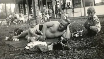  ??  ?? Walter Merk aus Augsburg hat uns diese beiden Bilder geschickt. Sie zeigen ihn und seine Frau Mathilde mit dem Sohn Karlheinz. Beide Aufnahmen entstanden im Sommer 1950 im Augsburger Familienba­d.