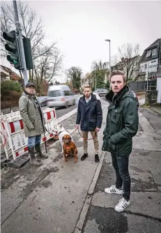  ?? RP-FOTO: H.-J. BAUER ?? Ingo Runge mit Nanuq, Joey Hausmann mit Laska und Eric Mönning (v.l.) kritisiere­n, dass auf der Bergischen Landstraße zu schnell gefahren wird.