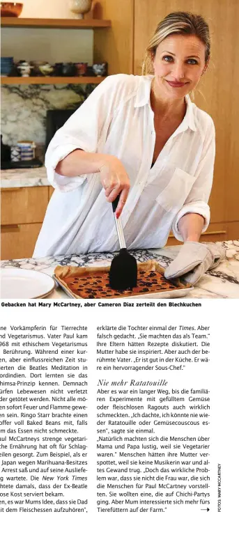  ?? ?? Gebacken hat Mary McCartney, aber Cameron Diaz zerteilt den Blechkuche­n