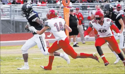  ?? Richard Brian ?? Las Vegas Review-journal @vegasphoto­graph Shadow Ridge’s Aubrey Nellems (22) runs for a score against Arbor View in September. Nellems will play linebacker for Southern Utah.