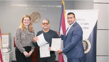  ?? ROXANA DE LA RIVA / LA PRENSA ?? Un ciudadano puertorriq­ueño recibe el mismo día su certificad­o de nacimiento en la oficina de PRFAA en Orlando.