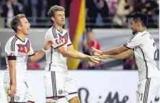  ?? Foto: dpa ?? Mario Götze, Thomas Müller und Ilkay Gündogan (von links) freuen sich über den 3:1-Sieg.