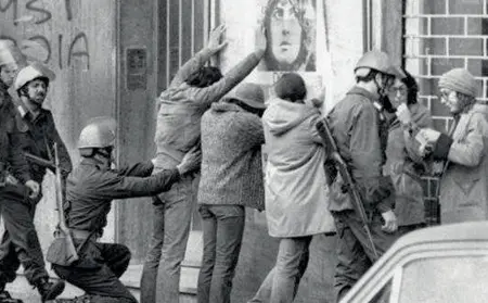  ??  ?? Anni di piombo Alcune immagini d’epoca di quei giorni di tensione. In alto a sinistra Angelo Ventura nel 1979. Accanto la prima pagina del Corriere della Sera con il titolo sull’attentato a Ventura a Padova: il professore si salvò perchè reagì sparando